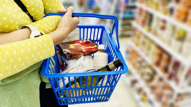 買い物中の女性